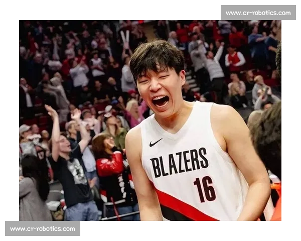 一身白配粉书包！杨瀚森登机赴客场